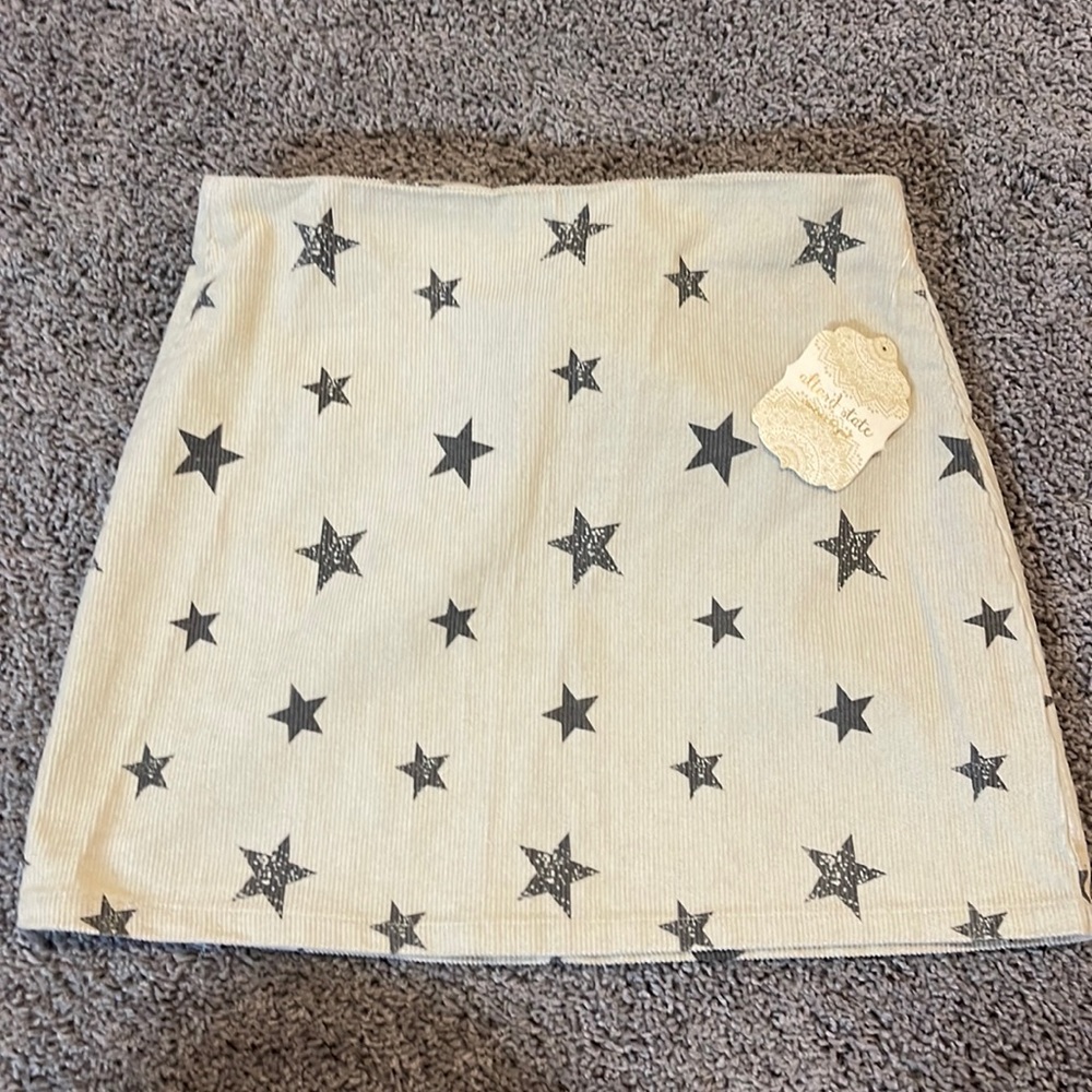 Altar’s state skirt size small